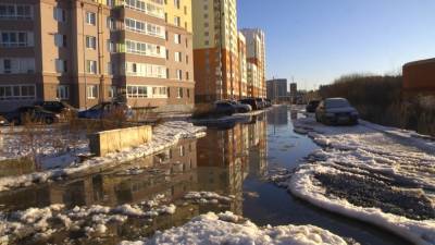 Машины вмерзли в лед из-за аварии «Водоканала» (ВИДЕО)