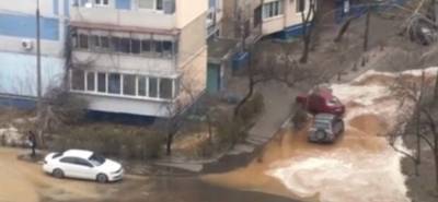 "Гены нет, но фонтанное дело живет": в Харькове прорвало трубу, горожане остались без горячей воды