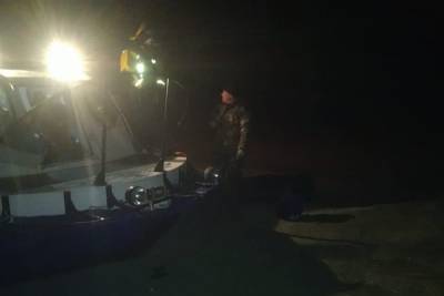 В Азове рыбак едва не погиб из-за застрявшей между льдинами лодки