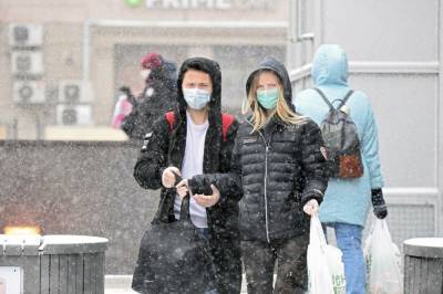 Медики объяснили, почему в холод нельзя греться защитными масками