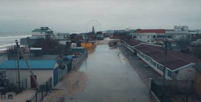 В Кирилловке размыло береговую линию и затопило часть баз отдыха: видео