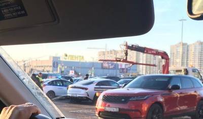 Эвакуаторы вновь работают на парковке около ТРЦ «Кристалл» в Тюмени