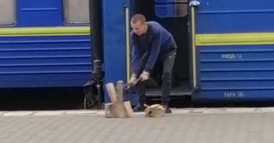 "Зачем поездам дрова?". В "Укрзализныце" рассказали, почему их проводники рубят дрова (видео)
