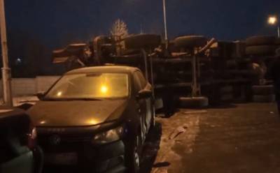 В Уфе после столкновения с иномаркой гружённый песком грузовик опрокинулся на припаркованные рядом четыре автомобиля
