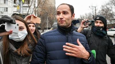 «Я всегда в хорошем настроении»: Широков прибыл в суд по делу об избиении арбитра