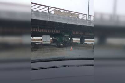 Петербуржцы заметили под «мостом глупости» в Петербурге автомобиль коммунальщиков
