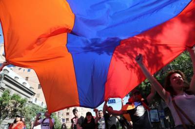 В столице Армении протестующие заблокировали метро, а Азербайджан отменил военное положение