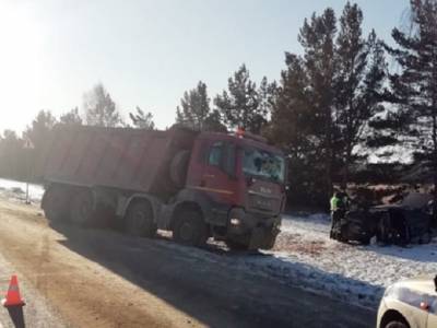 На Южном Урале водитель легковушки погиб в аварии с двумя грузовиками