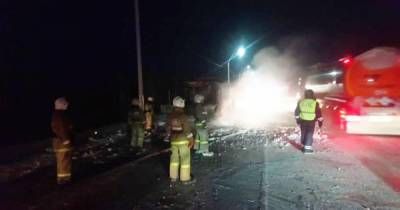 Пассажирский автобус загорелся на трассе под Томском