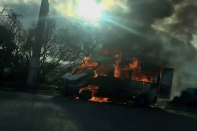 В Крыму мужчина закрылся с женой в автобусе и поджег его: подробности и видео трагедии