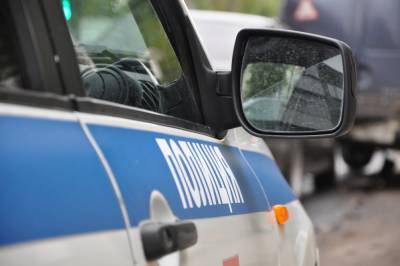 Два человека получили травмы в автомобиле, врезавшемся в отбойник на трассе в Тверской области