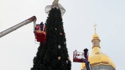 Шляпу на "главной елке" Киева: организаторы рассказали о его значении