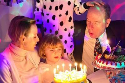 Домашняя вечеринка и крещение лодки: как князь Альбер II и княгиня Шарлен отметили 6-летие детей