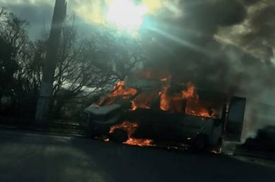 В оккупированном Крыму мужчина поджег канистру с бензином в закрытом микроавтобусе, поджигатель погиб