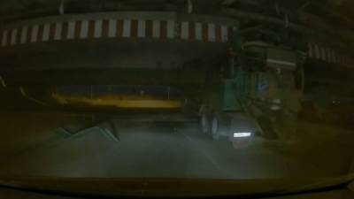 В знаменитый "мост глупости" в Петербурге влетел очередной грузовик. Видео