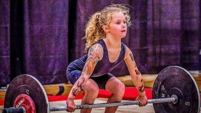 Спортдайджест: семилетняя девочка поднимает 80-килограммовую штангу