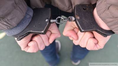 Полицейского и адвоката задержали за взятку в 100 тыс. долларов в Ялте