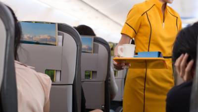 Израильтянка судится со стюардессой, которая облила ее горячим кофе