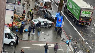 В Лондоне авто вылетело на тротуар и сбило пятерых человек