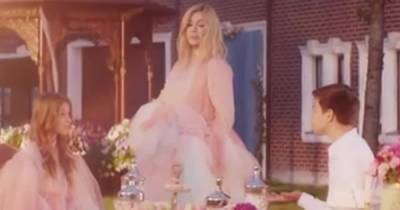 Ирина Билык в розовом платье показала свою первую любовь в новом клипе