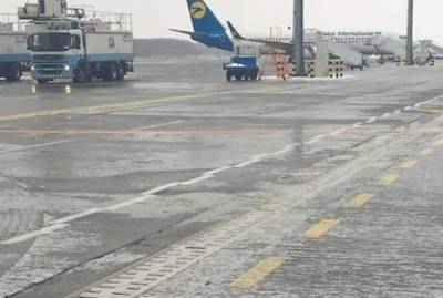 Аэропорт "Борисполь" отменил рейсы из-за "ледяного локдауна"