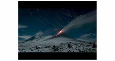 Огненная река на снегу: на Камчатке проснулся вулкан Ключевская сопка