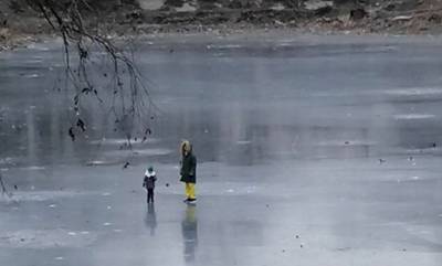 В Харькове горе-мать затащила ребенка на тонкий лед, фото: "ходить там крайне опасно"