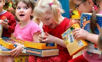 Роспотребнадзор на запрещал дарить малышам новогодние подарки в детских садах Вологды