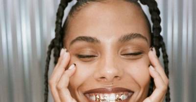 Золотые зубы и тугие косы: Тина Кунаки восхитила подписчиков необычным образом