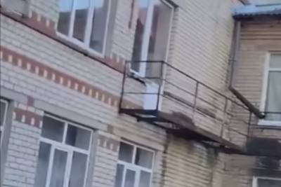 Ураганный ветер сорвал крышу со школы на Ставрополье