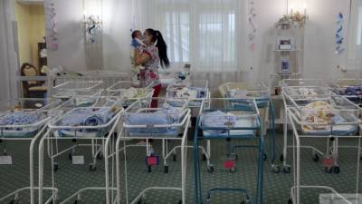 Онищенко назвал Россию оазисом суррогатного материнства