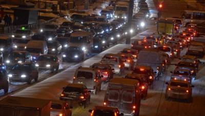 Снегопад в Петербурге собрал на дорогах 9-балльные пробки