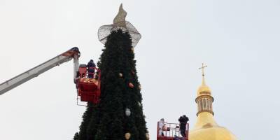 «Впервые мы сделали что-то для детей». Организаторы объяснили, почему главную елку в Киеве украсили шляпой