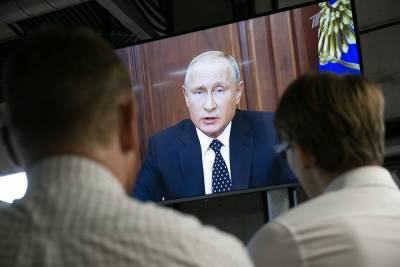 Путин признался, что его «оторопь берет», когда он смотрит российское телевидение