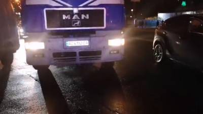 Тащил 100 метров по дороге: в Киеве грузовик насмерть сбил пешехода – видео 18+