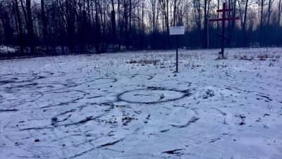 В Вышнем Волочке Тверской области гонщики-экстремалы дрифтуют на кладбищах