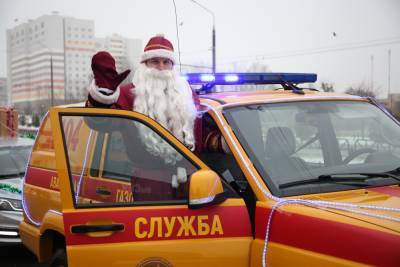 С гирляндами и символом Нового года. Деды Морозы отправились в автопробег по Гродно