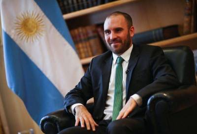 ЭКСКЛЮЗИВ-Проблемы песо не решить "одним махом" -- министр экономики Аргентины
