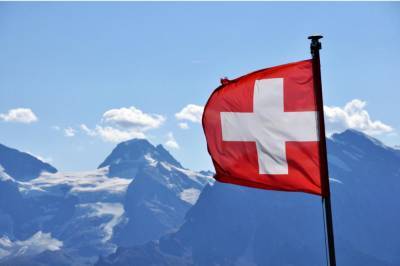 В Швейцарии усилили карантин: Бары и рестораны не будут работать ночью