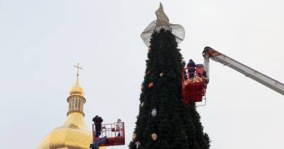 "Шляп будет две": Организаторы объяснили, откуда на главной елке в Киеве взялась шляпа