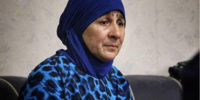 В Крыму суд оштрафовал мать Сервера Мустафаева из-за одиночного пикета в поддержку сына
