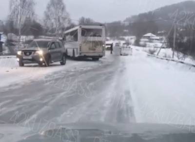 Опубликованы кадры с места смертельного ДТП с автобусом в Кузбассе