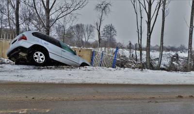 В Красноярске легковой автомобиль протаранил автобусную остановку
