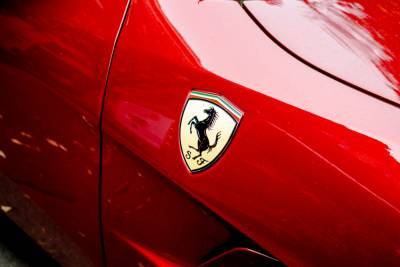 Гендиректор Ferrari неожиданно ушел в отставку: акции мирового производителя спорткаров упали