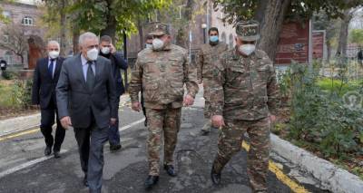Министр обороны Армении навестил раненых военнослужащих
