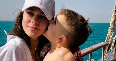 Игривая Юлия Санина в купальнике поразвлекалась с сыном на качелях посреди моря