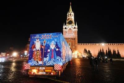 Главную новогоднюю ель России привезли в Кремль