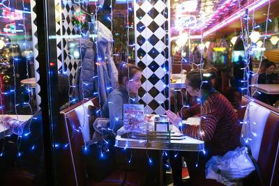 Власти Подмосковья уточнили правила посещения кафе в новогодние праздники