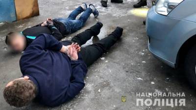 Стреляли в патрульных и пытались убежать: на Киевщине задержали вооруженных мужчин – видео