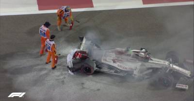 Болид пилота "Формулы-1" загорелся во время тренировочной сессии: гонщик взялся тушить пламя (видео)